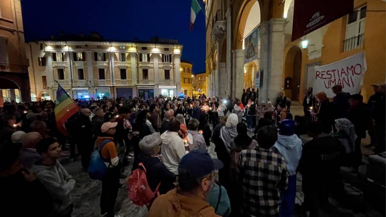 In più di 300 alla manifestazione per la pace tra Israele e Palestina in centro a Cesena In più di 300 alla manifestazione per la pace tra Israele e Palestina in centro a Cesena