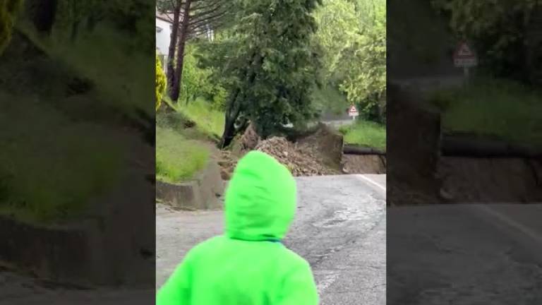 Maltempo a Cesena: in arrivo nuova ondata di piena mentre le strade sono uno stillicidio di frane: crolli a Monte Finocchio VIDEO Maltempo a Cesena: in arrivo nuova ondata di piena mentre le strade sono uno stillicidio di frane: crolli a Monte Finocchio VIDEO