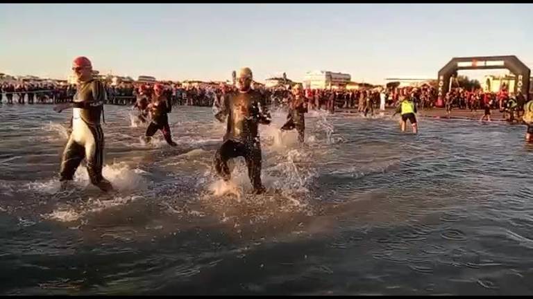 Cervia, Ironman 2022: la magia della partenza e le fatiche dei super atleti VIDEO Cervia, Ironman 2022: la magia della partenza e le fatiche dei super atleti VIDEO