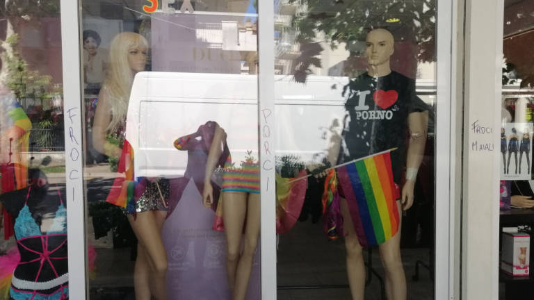 Rimini, vetrina di un negozio imbrattata con scritte omofobe Rimini, vetrina di un negozio imbrattata con scritte omofobe