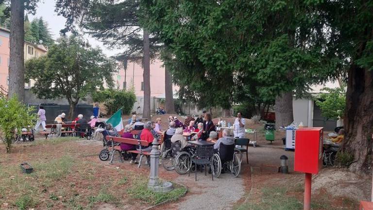 Terremoto a Modigliana: evacuati nel giardino gli ospiti della casa di riposo Terremoto a Modigliana: evacuati nel giardino gli ospiti della casa di riposo