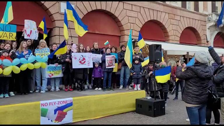 Forlì, in piazza per cantare contro la guerra in Ucraina Forlì, in piazza per cantare contro la guerra in Ucraina