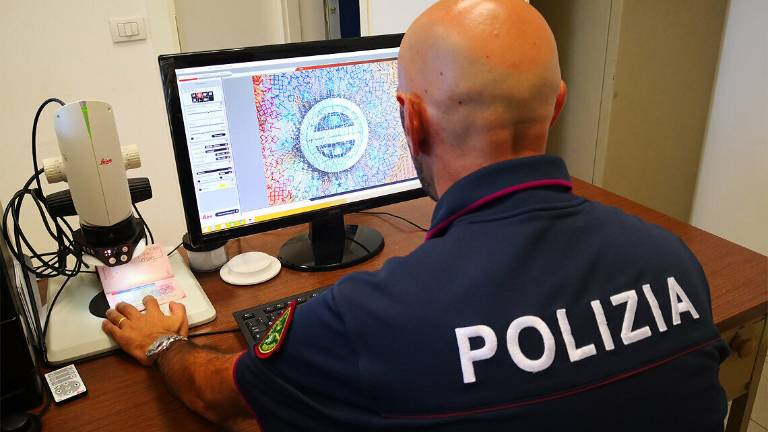Violano l'isolamento fiduciario: due turisti rumeni fermati all'aeroporto di Rimini Violano l'isolamento fiduciario: due turisti rumeni fermati all'aeroporto di Rimini