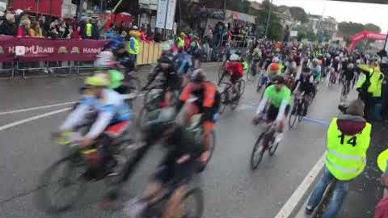 Ciclismo, la partenza della Nove Colli - VIDEO Ciclismo, la partenza della Nove Colli - VIDEO