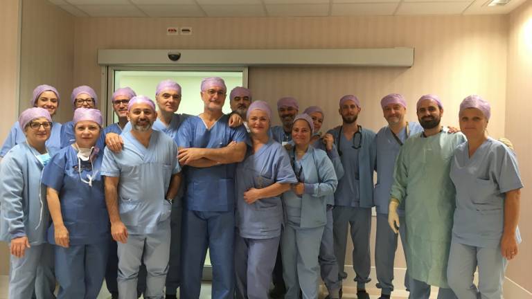 Musicista operato al cervello a Cesena mentre suona il piano Musicista operato al cervello a Cesena mentre suona il piano