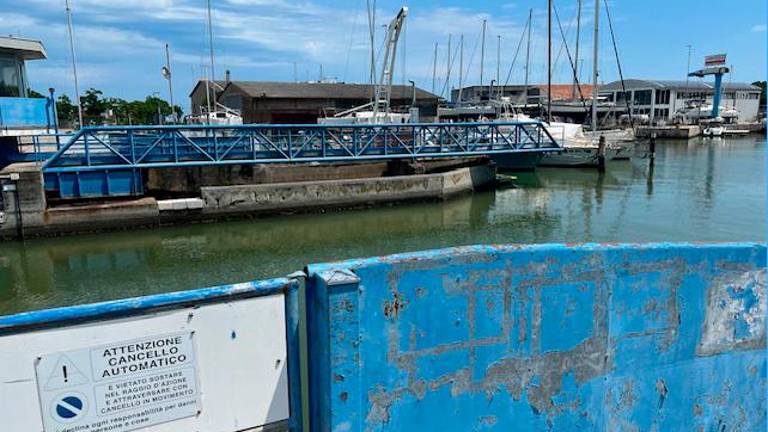 Il ponte mobile del porticciolo turistico Onda Marina Il ponte mobile del porticciolo turistico Onda Marina