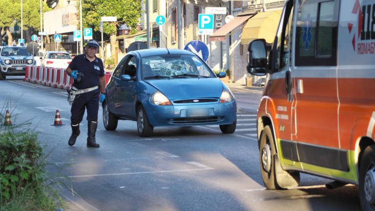 Ravenna, investita da un'auto in via Maggiore: paura per una ragazza di 17 anni Ravenna, investita da un'auto in via Maggiore: paura per una ragazza di 17 anni