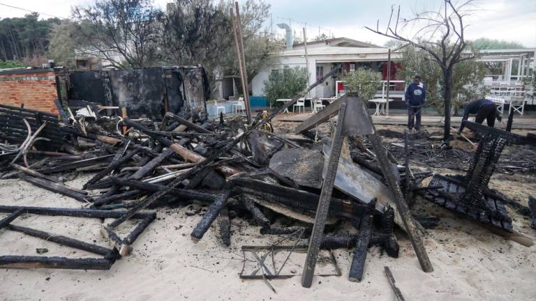 Ravenna, incendio doloso all’alba in spiaggia a Punta Marina. Bruciati tavoli e recinzione del Bbk. Danni alla cella frigorifera piena di champagne