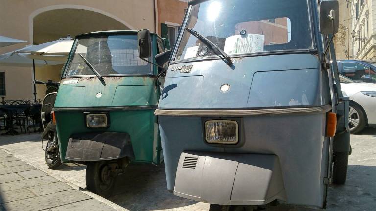 Rimini, fa rimuovere l'Apecar dell'inquilino che non paga: multato di 516 euro Rimini, fa rimuovere l'Apecar dell'inquilino che non paga: multato di 516 euro
