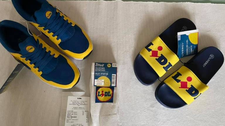 Ravenna, fashion victim assembrati e in coda dall'alba per le scarpe della Lidl Ravenna, fashion victim assembrati e in coda dall'alba per le scarpe della Lidl
