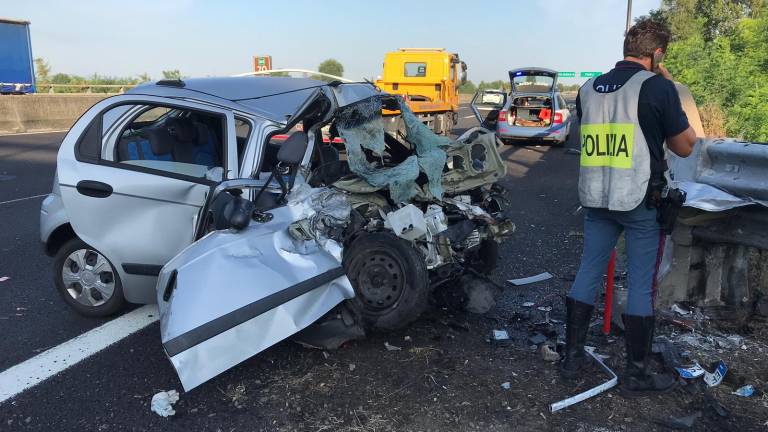 Incidente in A14 tra Cesena Nord e Forlì, muore 20enne di Bologna Incidente in A14 tra Cesena Nord e Forlì, muore 20enne di Bologna