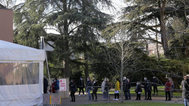 Imola, ore di fila per accedere all'open day vaccinale Imola, ore di fila per accedere all'open day vaccinale