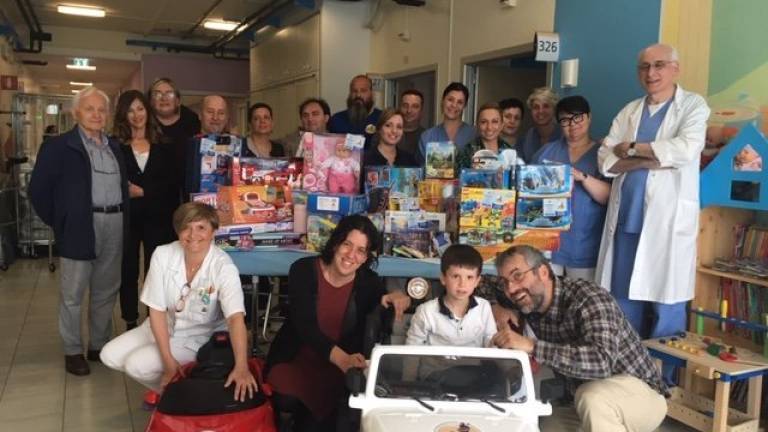 A Cesena i bimbi vanno in sala operatoria con le mini auto telecomandate A Cesena i bimbi vanno in sala operatoria con le mini auto telecomandate