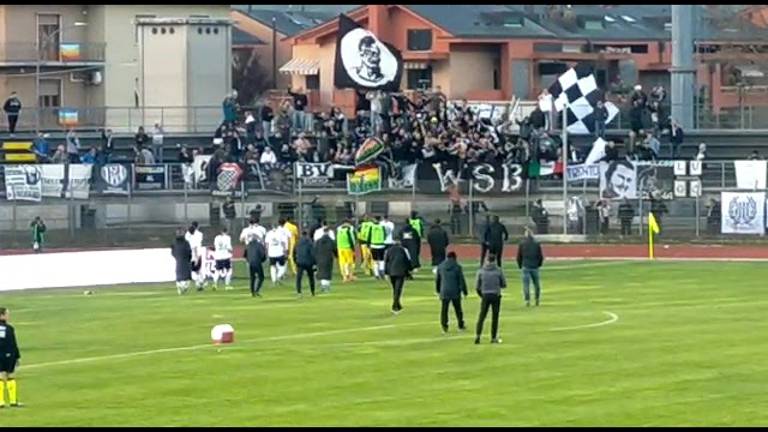 Calcio C, prima fischiato e poi incoraggiato: il finale del Cesena dai suoi tifosi a Montevarchi VIDEO Calcio C, prima fischiato e poi incoraggiato: il finale del Cesena dai suoi tifosi a Montevarchi VIDEO