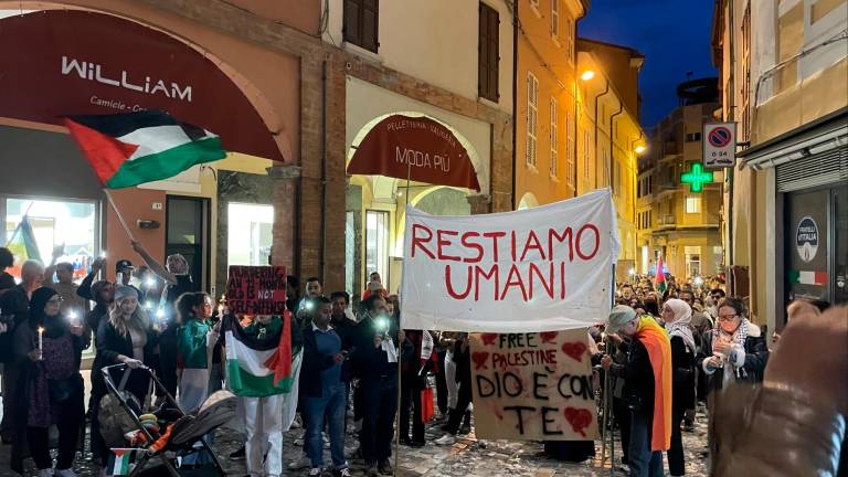 In più di 300 alla manifestazione per la pace tra Israele e Palestina in centro a Cesena In più di 300 alla manifestazione per la pace tra Israele e Palestina in centro a Cesena