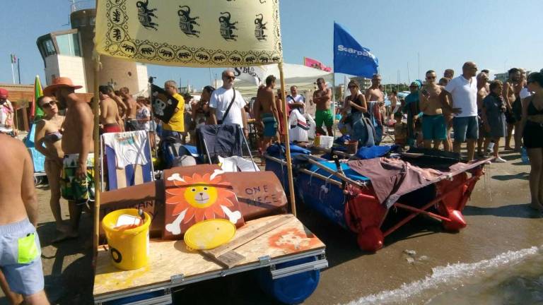 Rimini, Arca Vacca vince la pazza regata ecosostenibile Rimini, Arca Vacca vince la pazza regata ecosostenibile