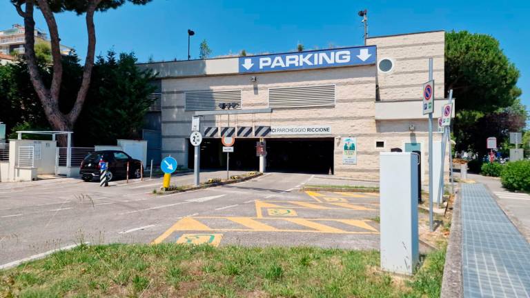 Riccione, il parcheggio multipiano della stazione gratis ai pendolari con abbonamento ferroviario Riccione, il parcheggio multipiano della stazione gratis ai pendolari con abbonamento ferroviario