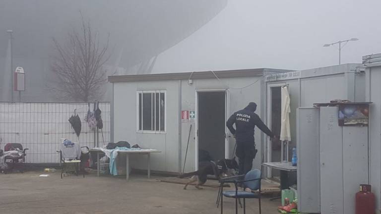 Rimini. Blitz coi cani, sgomberato dormitorio abusivo Rimini. Blitz coi cani, sgomberato dormitorio abusivo