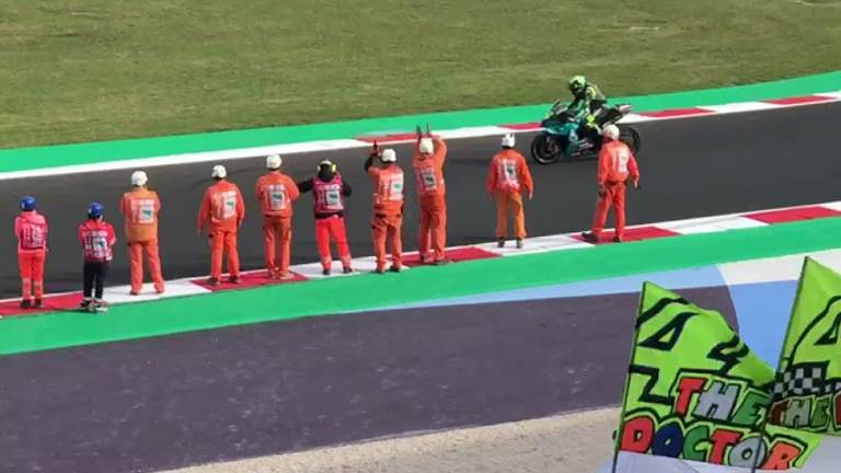 MotoGp, il saluto di Valentino Rossi alla marea gialla / VIDEO MotoGp, il saluto di Valentino Rossi alla marea gialla / VIDEO