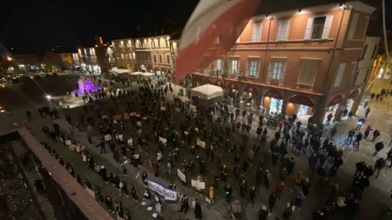 Contestazioni alla manifestazione di Cesena contro il Dpcm - VIDEO Contestazioni alla manifestazione di Cesena contro il Dpcm - VIDEO