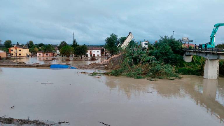 Maltempo in Romagna, dopo la falla nell’argine del Lamone ricostruito estesa la zona di evacuazione VIDEO Maltempo in Romagna, dopo la falla nell’argine del Lamone ricostruito estesa la zona di evacuazione VIDEO