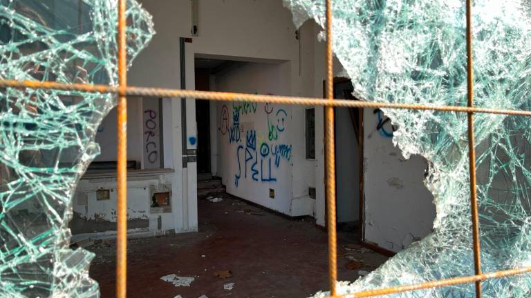 Forlì, ex centrale avicola: grate anti-intrusione sulle finestre Forlì, ex centrale avicola: grate anti-intrusione sulle finestre