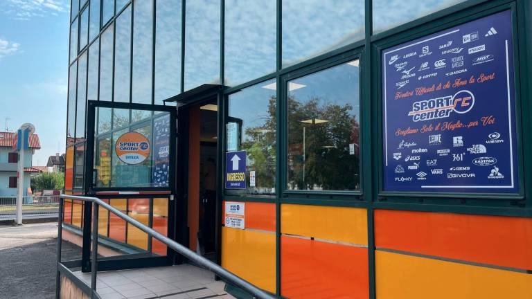 La porta forzata nel negozio di Pievesestina La porta forzata nel negozio di Pievesestina