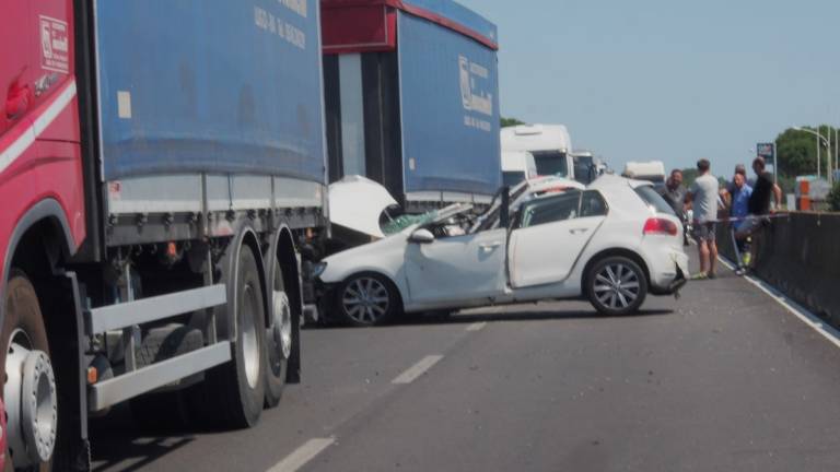 Ravenna, incidente tra un'auto e un camion: traffico bloccato per ore sull'Adriatica Ravenna, incidente tra un'auto e un camion: traffico bloccato per ore sull'Adriatica