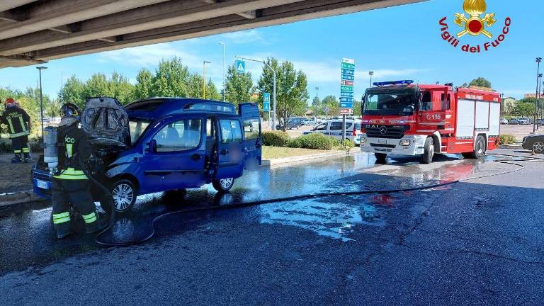 Cesenatico, a fuoco auto per il trasporto disabili Cesenatico, a fuoco auto per il trasporto disabili