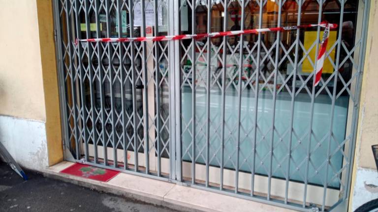 Ravenna, donna ferita con un’arma da taglio in un negozio in centro. Fendenti in tutto il corpo e a un occhio: arrestato un uomo Ravenna, donna ferita con un’arma da taglio in un negozio in centro. Fendenti in tutto il corpo e a un occhio: arrestato un uomo