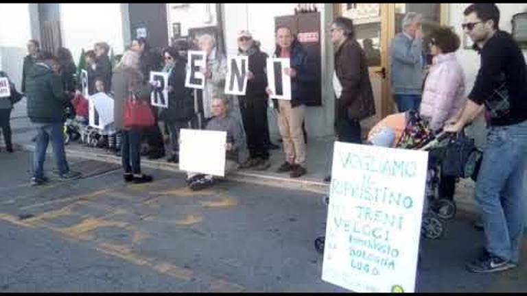 Protesta dei pendolari in stazione a Lugo contro la soppressione dei treni veloci Protesta dei pendolari in stazione a Lugo contro la soppressione dei treni veloci