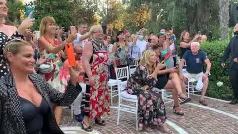 Al Bano canta Felicità, Simona Ventura fa il coro e lo filma Al Bano canta Felicità, Simona Ventura fa il coro e lo filma
