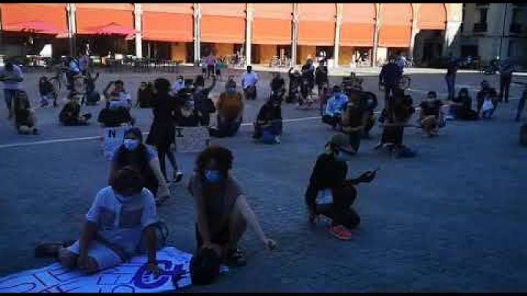 Studenti in piazza a Imola contro il razzismo Studenti in piazza a Imola contro il razzismo