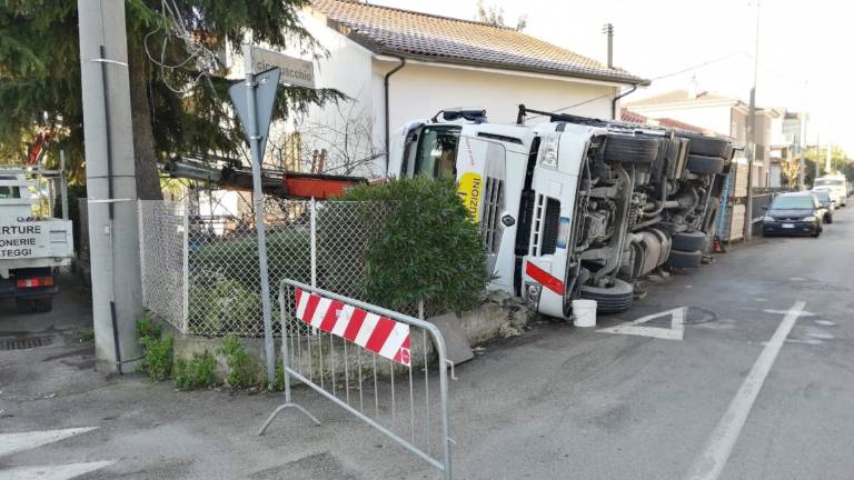 Santarcangelo, camion gru si ribalta e trancia i cavi della linea elettrica Santarcangelo, camion gru si ribalta e trancia i cavi della linea elettrica