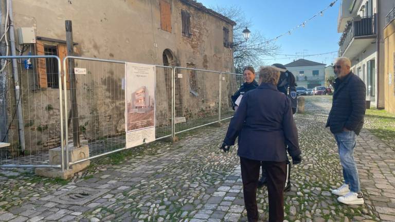 Cesenatico, casa storica da abbattere: ma il cartello è un pesce d'aprile e gli ingegneri sono gli azzurri dell'82- Gallery Cesenatico, casa storica da abbattere: ma il cartello è un pesce d'aprile e gli ingegneri sono gli azzurri dell'82- Gallery