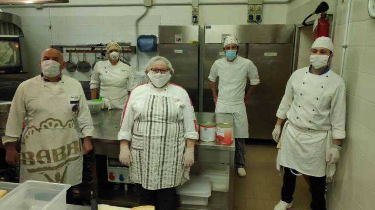 Artusi, i docenti chef preparano pasti per operatori sanitari Artusi, i docenti chef preparano pasti per operatori sanitari