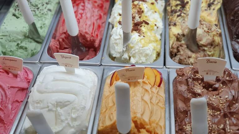 Rimini, turista goloso trova portafogli e preleva al bancomat: preso dalla Polizia in gelateria Rimini, turista goloso trova portafogli e preleva al bancomat: preso dalla Polizia in gelateria