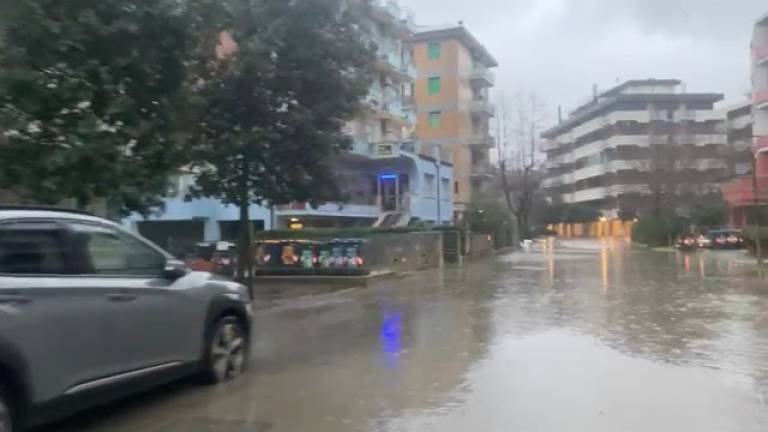 Maltempo a Cesenatico, torna l'acqua nelle strade a Valverde VIDEO Maltempo a Cesenatico, torna l'acqua nelle strade a Valverde VIDEO