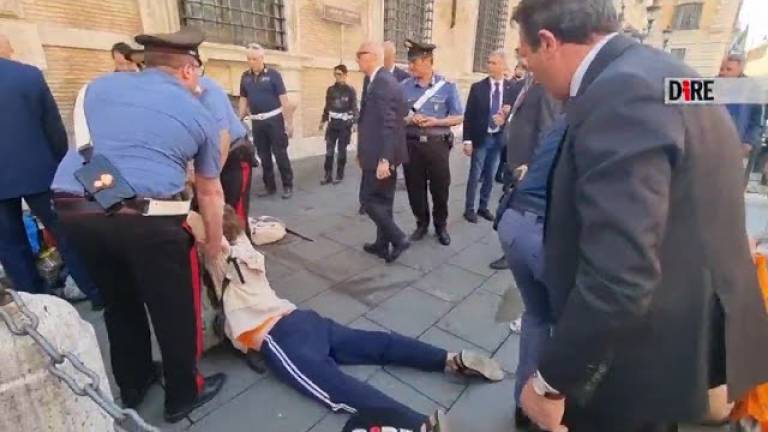 Gli attivisti si versano addosso fango al Senato: Alluvione in Romagna disastro annunciato VIDEO Gli attivisti si versano addosso fango al Senato: Alluvione in Romagna disastro annunciato VIDEO