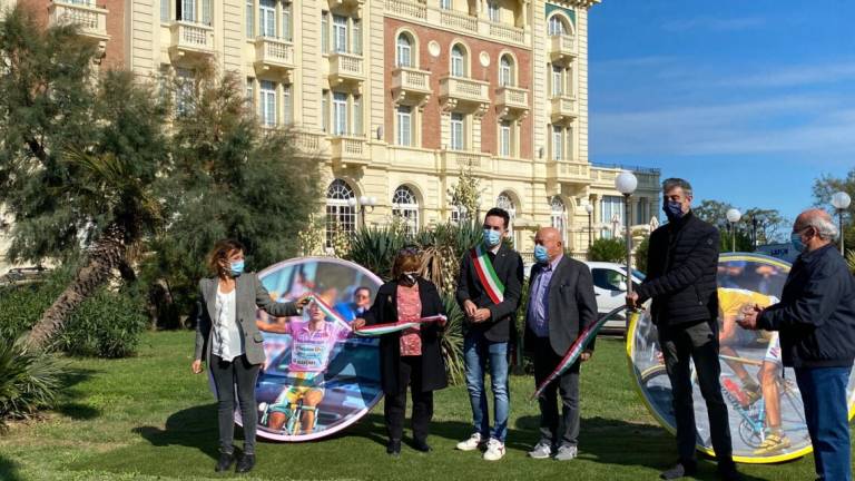 Cesenatico, inaugurate maxi biglie con Pantani e bici nella rotonda Cesenatico, inaugurate maxi biglie con Pantani e bici nella rotonda
