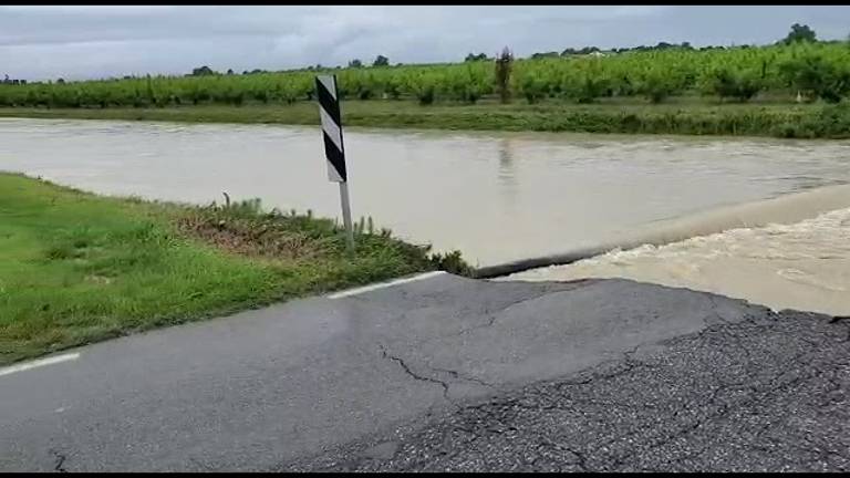 Russi, crolla il ponte tra Villafranca e Prada VIDEO Russi, crolla il ponte tra Villafranca e Prada VIDEO
