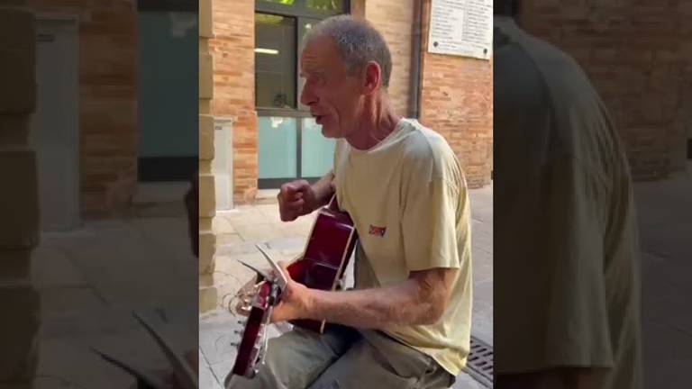 Forlì, l'alluvione diventa un testo musicale. Omaggio agli angeli del fango sotto il Comune Forlì, l'alluvione diventa un testo musicale. Omaggio agli angeli del fango sotto il Comune