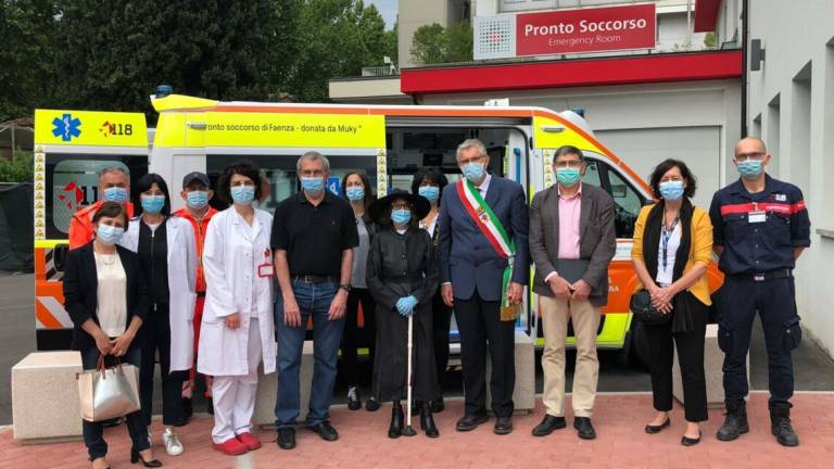Faenza, artista dona un'ambulanza Faenza, artista dona un'ambulanza