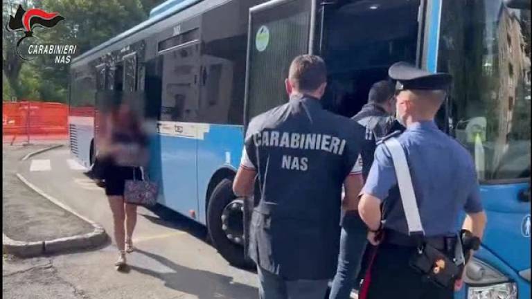 Covid, quando l'autista del bus non porta la mascherina: 81mila euro di multe in tutta Italia VIDEO Covid, quando l'autista del bus non porta la mascherina: 81mila euro di multe in tutta Italia VIDEO