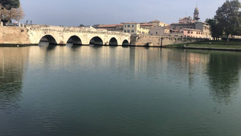 Rimini, caldo anomalo: rimosse le alghe dal Ponte di Tiberio Rimini, caldo anomalo: rimosse le alghe dal Ponte di Tiberio