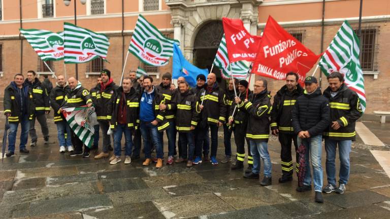 Sit in di protesta dei vigili del fuoco in piazza a Ravenna Sit in di protesta dei vigili del fuoco in piazza a Ravenna