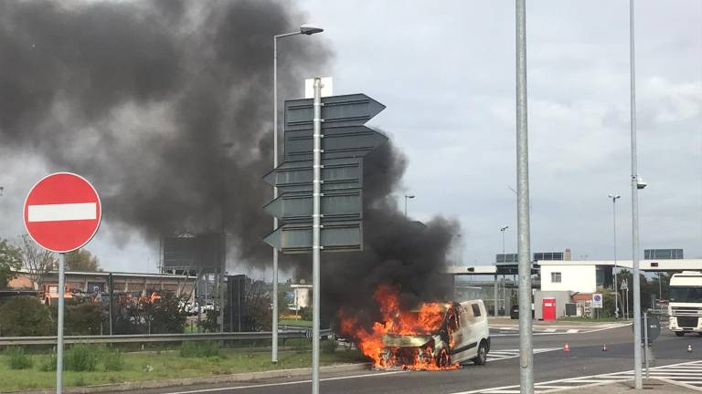 Forlì, furgone in fiamme all'uscita dell'autostrada Forlì, furgone in fiamme all'uscita dell'autostrada
