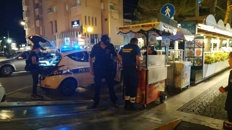 Rimini, venditori abusivi di alimenti e bevande: multa di oltre 5mila euro Rimini, venditori abusivi di alimenti e bevande: multa di oltre 5mila euro