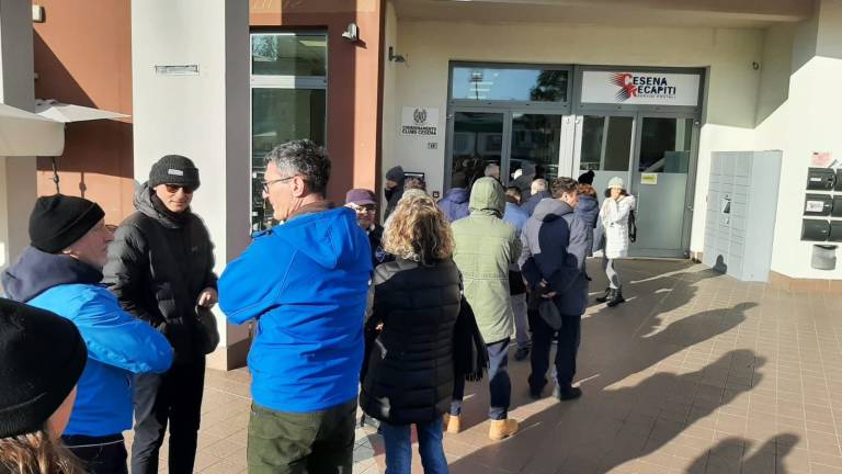 Calcio C, biglietti Cesena-Reggiana: c'è subito la fila al coordinamento VIDEO Calcio C, biglietti Cesena-Reggiana: c'è subito la fila al coordinamento VIDEO