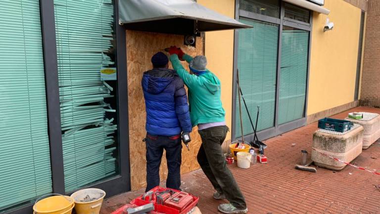 San Giovanni. Bancomat fatto saltare nella notte: banditi senza bottino San Giovanni. Bancomat fatto saltare nella notte: banditi senza bottino